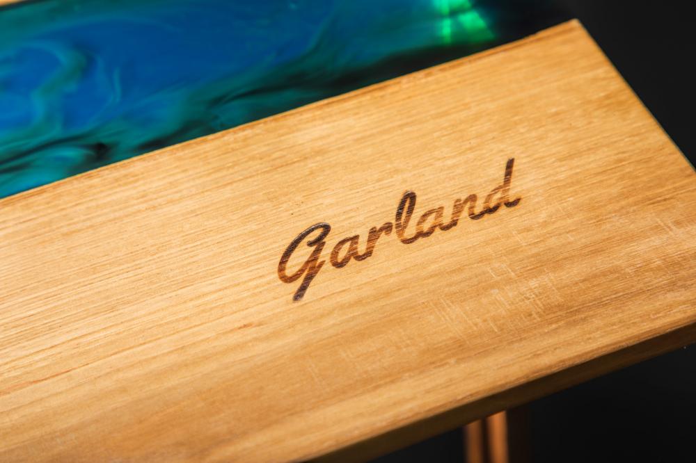 原木を活用したテーブル