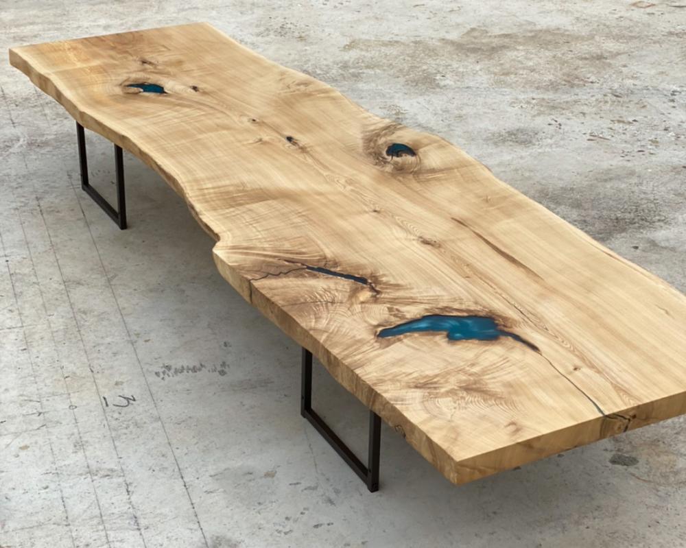 センと青系レジンのダイニングテーブル