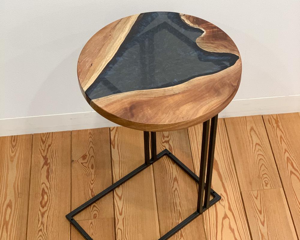 ウォールナットの円形サイドテーブル